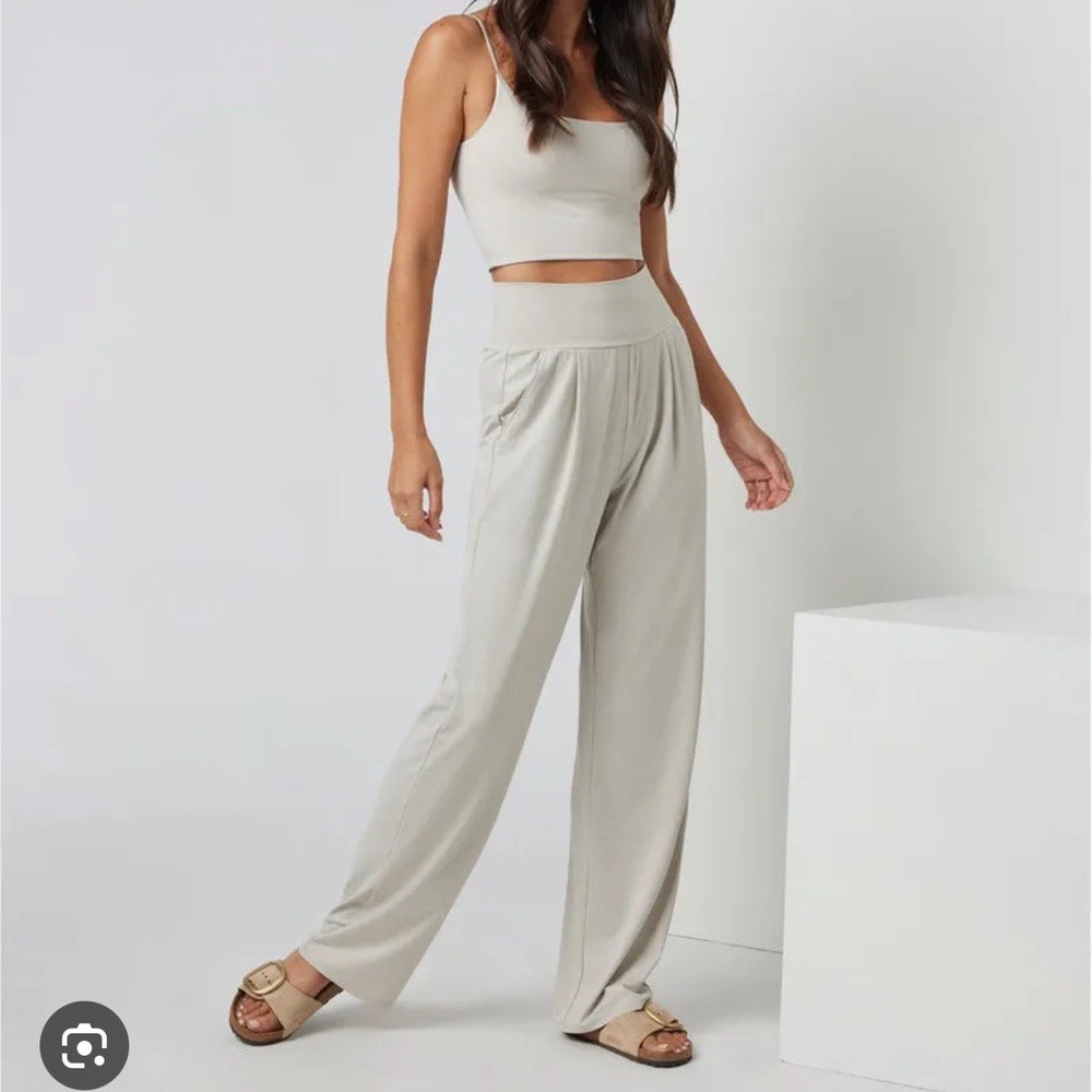 Vuori - S -Women’s Pants Lux at Ease Straight - NWOT - sold out online - Suede